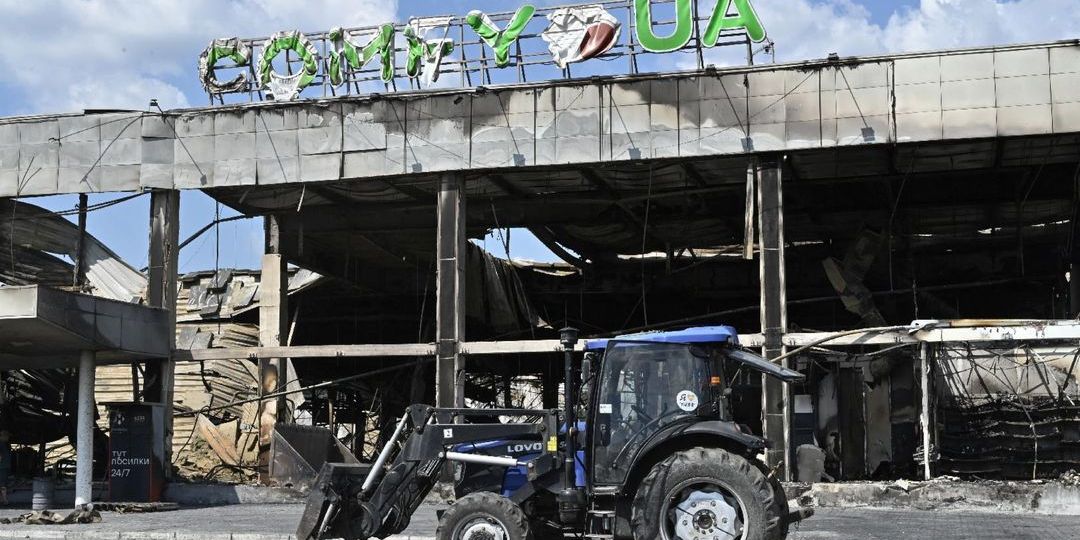 In tegenstelling tot Russische beweringen was Oekraïens winkelcentrum open tijdens raketaanval in Krementsjoek - Featured image