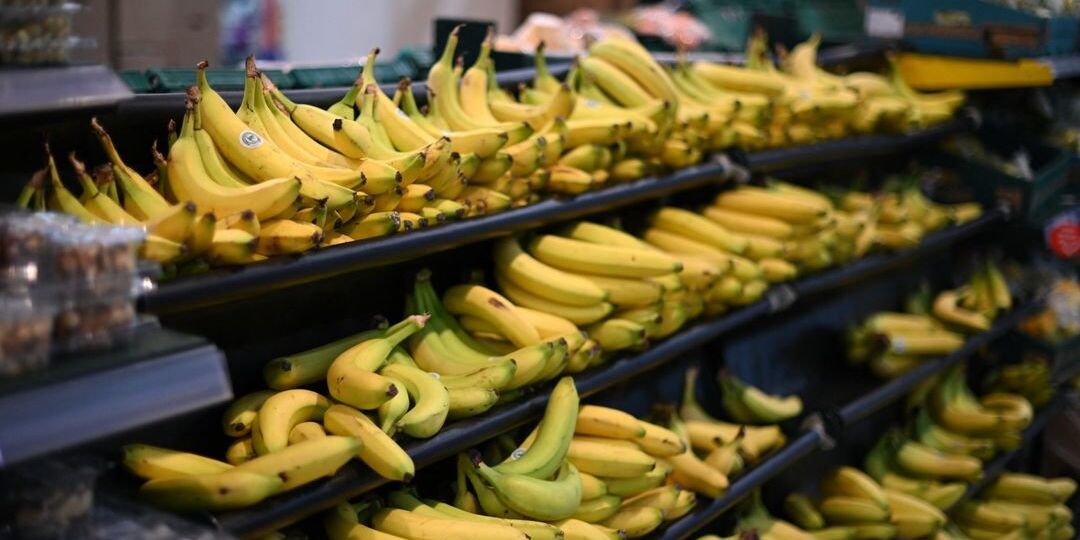 Attention à ce remède pour "blanchir ses dents" à base de peau de banane et de citron - Featured image