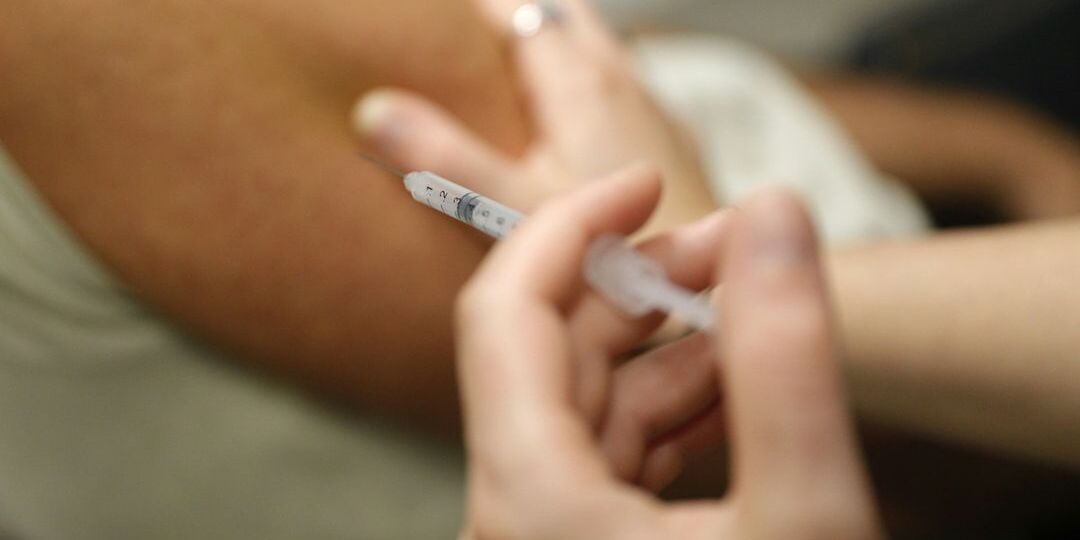 Aucun lien entre les vaccins anti-Covid et la maladie de Charcot n'a été établi à ce jour - Featured image