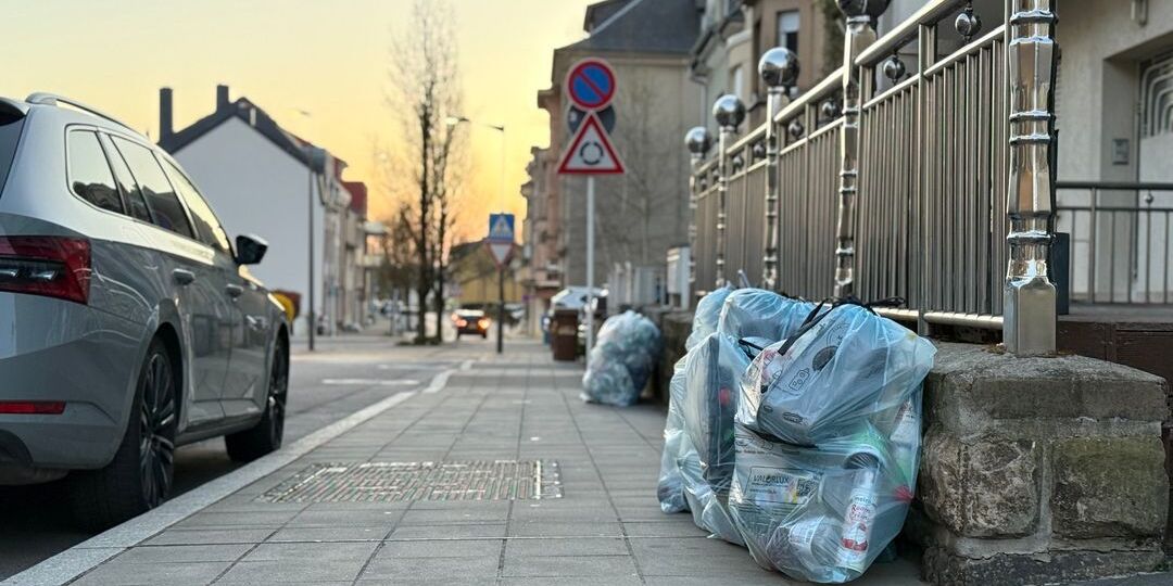 RTL-Faktencheck: Ginn déi blo Valorlux-Tute mam normalen Dreck an den Uewe gehäit? - Featured image