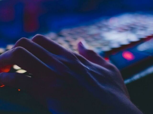 Sécher am Internet (4): Radikaliséierung an aner Gefore fir Jonker am Netz - wéi domat ëmgoen? - Featured image