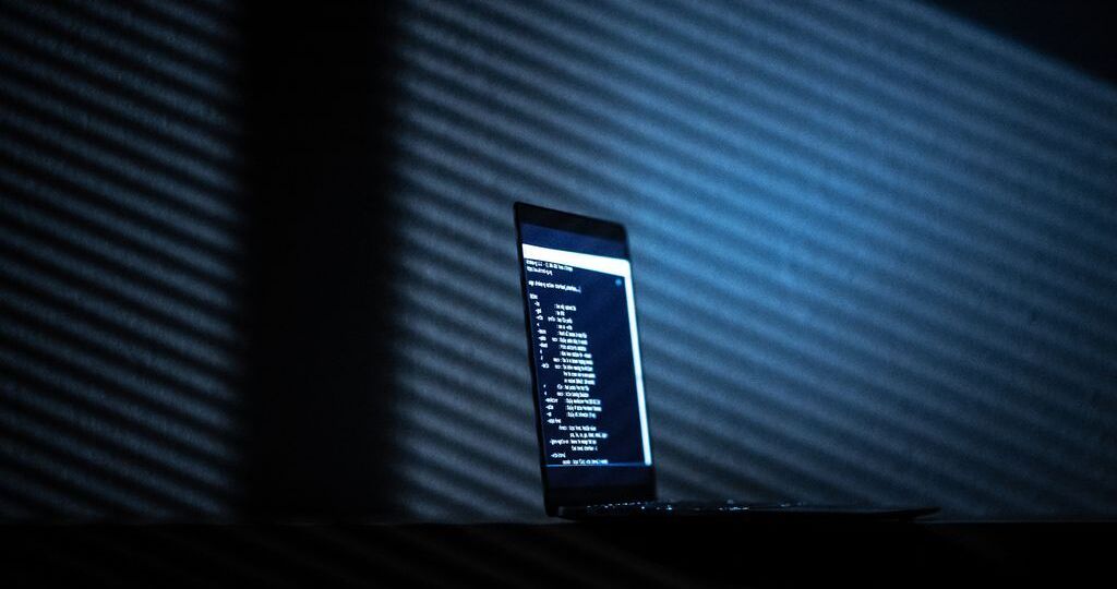 Sécher am Internet (2): Wat ass den Darknet, ginn Arnaquë méi heefeg a kann ee seng Suen erëmkréien? - Featured image