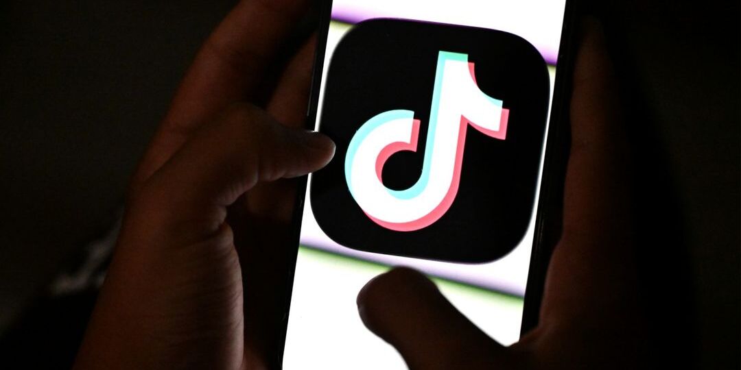 Sur TikTok, le business lucratif des faux comptes d'actualités - Featured image