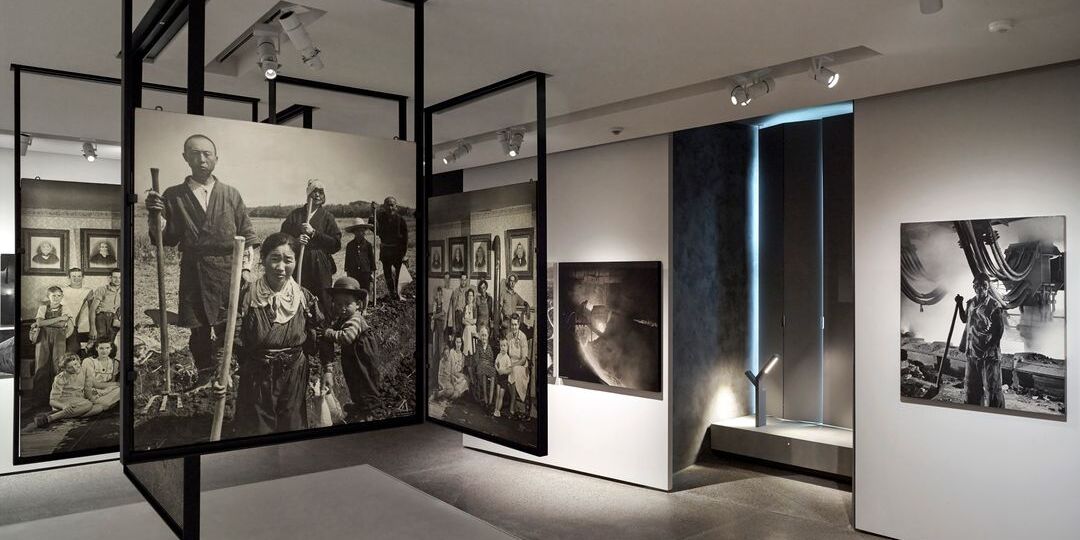 Faktencheck: "The Family of Man"-Ausstellung: Anescht wéi Kulturminister sot, ware Fotoen däitlech méi laang ze héijer Fiichtegkeet ausgesat - Featured image